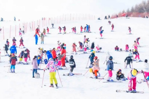 開板！五峰國際滑雪場迎來新雪季