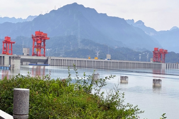 三峽大壩升船機和三峽大壩五級船閘是一個項目嗎？他們有什么區(qū)別