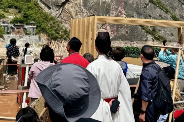 世紀(jì)江山如詩游船上有沒有專業(yè)講解服務(wù)，收費(fèi)嗎？